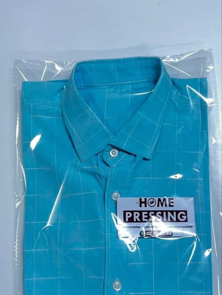 Chemise bleue emballée sous housse