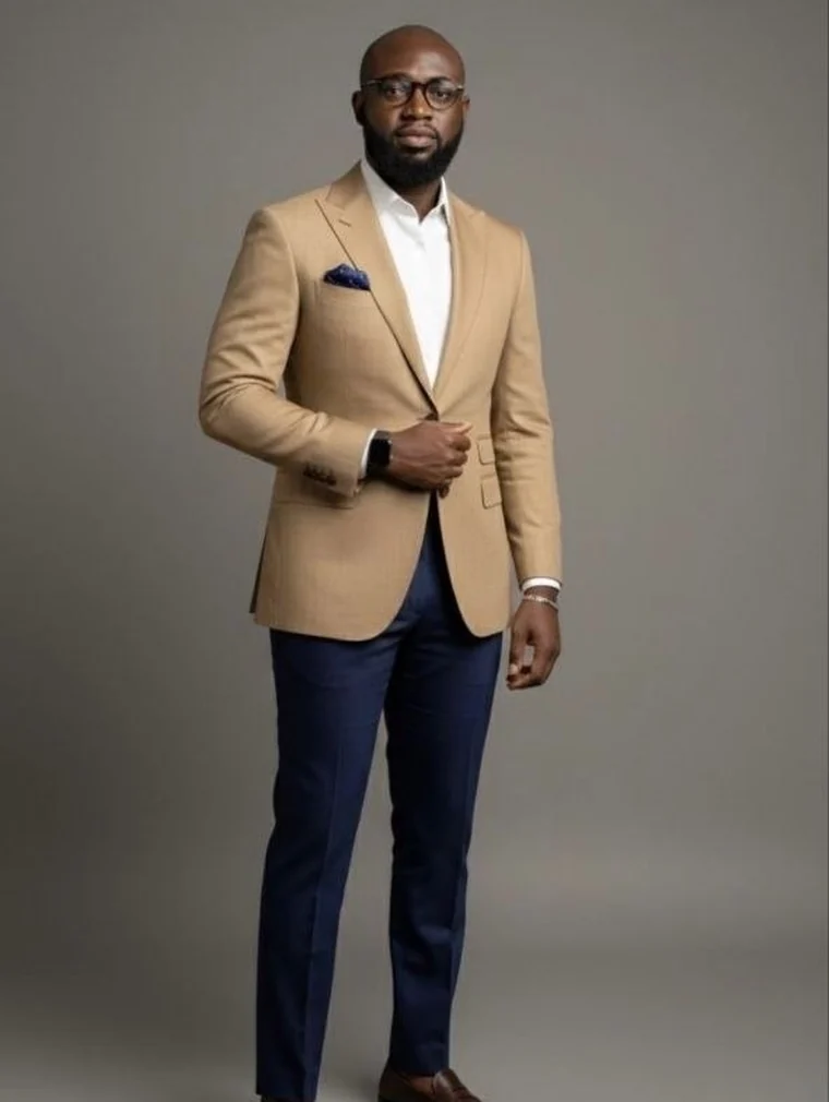 Blazer camel et pantalon marine