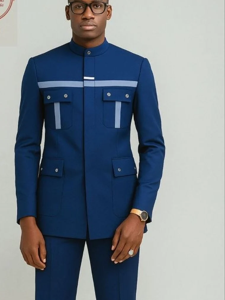 Costume marine à parements
